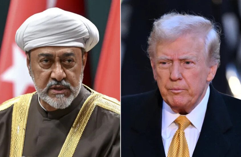ترامب يصعّد ضد سلطنة عُمان: «يمكننا التعامل معها بسهولة» وسط خلافات حول مضيق هرمز واشنطن – 18 آب/أغسطس 2026 صعّد الرئيس الأميركي دونالد ترامب لهجته تجاه سلطنة عُمان، قائلاً إن الولايات المتحدة قادرة على «التعامل معها بسهولة»، في تصريحات جاءت وسط توتر متزايد بشأن الترتيبات المقترحة للملاحة عبر مضيق هرمز والدور الذي تؤديه مسقط في الاتصالات مع إيران. وقال ترامب للصحفيين في البيت الأبيض، الاثنين 17 آب/أغسطس، إنه لا يعتقد أن سلوك عُمان «كان جيداً جداً»، مضيفاً أن الولايات المتحدة تستطيع التعامل معها بسهولة، في تصريحات أكدتها تقارير لوكالة رويترز ووسائل إعلام أميركية. وجاء كلام ترامب رداً على أسئلة بشأن موقفه من السلطنة، في وقت تتزايد فيه الخلافات حول مستقبل الملاحة في مضيق هرمز، أحد أهم الممرات البحرية للطاقة والتجارة العالمية. تهديد أميركي مباشر التصريحات الأخيرة جاءت بعد لهجة أكثر حدة استخدمها ترامب في مقابلة إعلامية، إذ هدد باتخاذ عمل عسكري ضد عُمان في حال اعتبر أنها تعرقل المساعي الأميركية المتعلقة بإيران ومضيق هرمز. ويمثل هذا التصعيد تطوراً لافتاً في العلاقة بين واشنطن ومسقط، خصوصاً أن سلطنة عُمان أدت تاريخياً دور الوسيط بين الولايات المتحدة وإيران، واستضافت أو سهلت جولات متعددة من الاتصالات بين الطرفين. ماذا يحدث في مضيق هرمز؟ يتركز الخلاف الحالي حول الترتيبات الخاصة بإعادة تنظيم حركة السفن عبر مضيق هرمز، بعد أشهر من الاضطرابات العسكرية والسياسية التي أثرت بشدة على حركة الملاحة. وتجري إيران وسلطنة عُمان محادثات حول آلية لتنظيم حركة السفن عبر المضيق، فيما تشير التقارير إلى خلافات جوهرية مع واشنطن بشأن طبيعة السيطرة على الممر البحري وشروط مرور السفن. وكانت حركة السفن عبر هرمز قد تراجعت بصورة حادة مقارنة بمستويات ما قبل الحرب؛ إذ أفادت رويترز في 11 آب/أغسطس بأن ست سفن فقط عبرت المضيق خلال يوم واحد، مقابل نحو 130 إلى 140 سفينة يومياً قبل الحرب. عُمان بين واشنطن وطهران تضع التطورات الأخيرة مسقط في موقف بالغ الحساسية، فهي من جهة حليف وشريك قديم للولايات المتحدة، ومن جهة أخرى تحتفظ بعلاقات سياسية ودبلوماسية وثيقة مع إيران، الأمر الذي مكّنها طوال سنوات من لعب دور قناة اتصال بين واشنطن وطهران. وتشير التقارير إلى أن واشنطن تنظر بقلق إلى بعض تفاصيل الترتيبات التي يجري بحثها بين إيران وعُمان بشأن المضيق، بينما تعتبر مسقط أن استمرار التواصل مع طهران ضروري لمنع انهيار الملاحة وتصاعد المواجهة العسكرية. تصعيد يتجاوز الخلاف الدبلوماسي تكمن خطورة تصريحات ترامب في أنها تنقل الخلاف من مستوى الضغط الدبلوماسي إلى التهديد الصريح باستخدام القوة ضد دولة خليجية ترتبط بعلاقات استراتيجية مع واشنطن. ويأتي ذلك في وقت لا تزال فيه الولايات المتحدة وإيران عاجزتين عن التوصل إلى تسوية نهائية بشأن الحرب والملف النووي ومستقبل مضيق هرمز، بعد انتهاء مهلة تفاوضية استمرت 60 يوماً من دون تحقيق اختراق حاسم. كما أن أي تصعيد يمس الأراضي العُمانية أو البنية البحرية المحيطة بالمضيق قد تكون له تداعيات تتجاوز العلاقة الأميركية–العُمانية، نظراً للأهمية الاستراتيجية لهرمز بالنسبة لصادرات النفط والغاز الخليجية وسلاسل الإمداد العالمية. ما الذي تعنيه تصريحات ترامب؟ سياسياً، تبدو تصريحات الرئيس الأميركي رسالة ضغط مباشرة على مسقط بهدف منع ظهور ترتيبات إيرانية–عُمانية للمضيق لا تتوافق مع الشروط الأميركية. أما استراتيجياً، فإن دخول عُمان بصورة مباشرة في دائرة التهديد الأميركي قد يضعف قدرتها على الاستمرار كوسيط محايد نسبياً بين واشنطن وطهران، وهي وظيفة دبلوماسية اعتمد عليها الطرفان مراراً خلال السنوات الماضية. وفي المقابل، لا تعني تصريحات ترامب بالضرورة أن قراراً عسكرياً ضد السلطنة قد اتُخذ، لكنها ترفع مستوى المخاطر السياسية والعسكرية المحيطة بالمفاوضات وتكشف حجم الخلاف بشأن من يملك حق تحديد قواعد الملاحة في أحد أكثر الممرات البحرية حساسية في العالم. المصادر: رويترز، أسوشيتد برس، تصريحات الرئيس الأميركي دونالد ترامب.