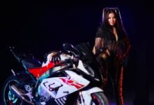 بالأسود والذهبي… رولا يموت تثير الجدل في أحدث ظهور