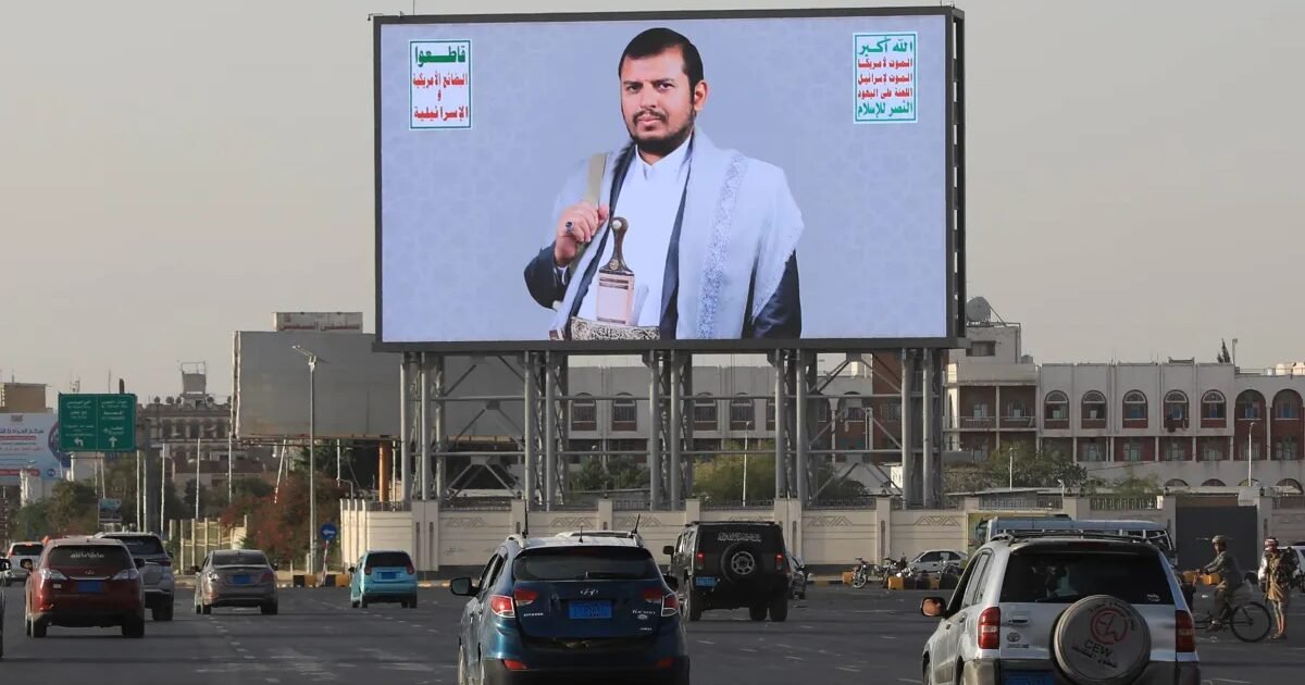 الحوثيون يتعهّدون بعدم استهداف السفن الأوروبية وسط توسّع سيطرتهم قرب باب المندب
