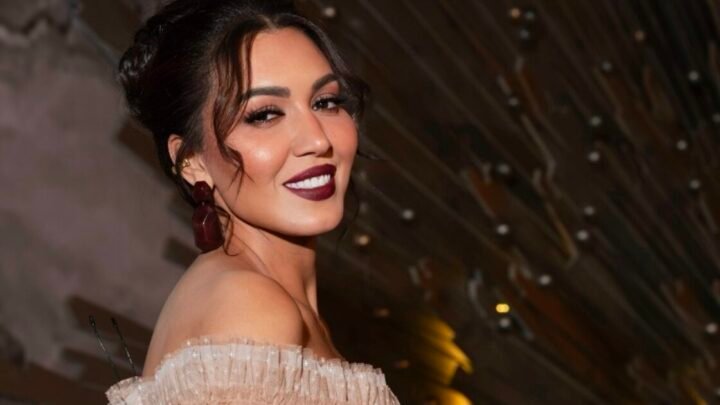 أسماء لمنور تحمل الميكروفون وسط ديكور زهور خلال حفلات زفاف بالرياض