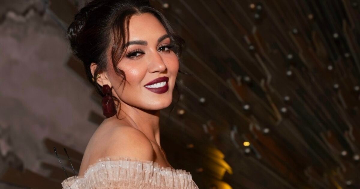 أسماء لمنور تحمل الميكروفون وسط ديكور زهور خلال حفلات زفاف بالرياض - صورة مميزة أسماء لمنور تحمل الميكروفون وسط ديكور زهور خلال حفلات زفاف بالرياض