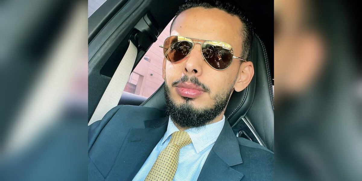 آدم حموري بين قطاع الخدمات والمال