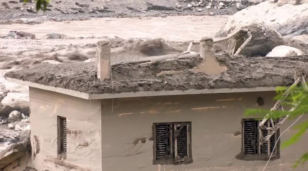 حصيلة كارثة الفيضانات في نيبال ترتفع.. وفرق الإنقاذ تحذر من خطر انهيار بحيرات مائية جديدة